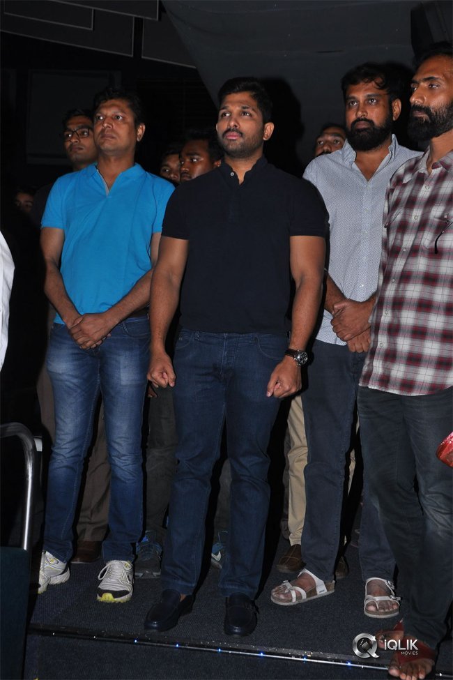 Army-People-Watching-Naa-Peru-Surya-Naa-illu-India-Movie-Photos